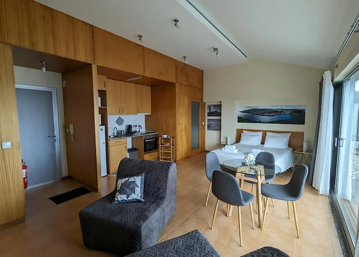 Avenida - Al 1798 * Horta (Azores)